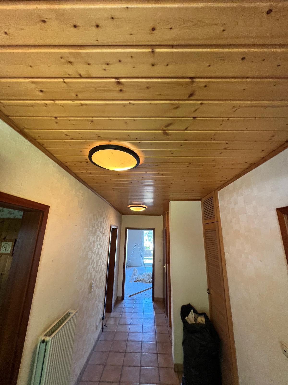 Flur mit Holzverkleidung an der Decke, Rückbau Schritt für Schritt, in Hamburg und Umgebung