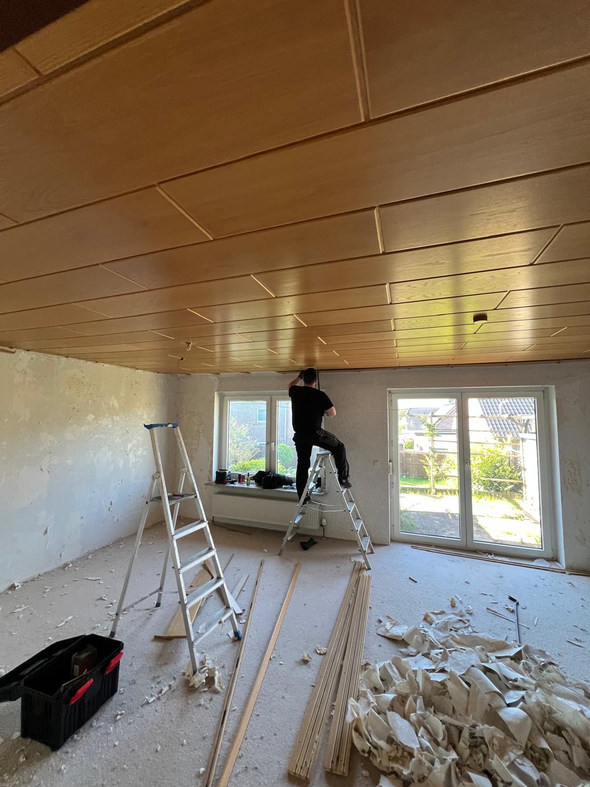 Wohnung mit Holzverkleidung an Decke und Wänden, Rückbau durch Hauszeit E&B in Hamburg und Umgebung