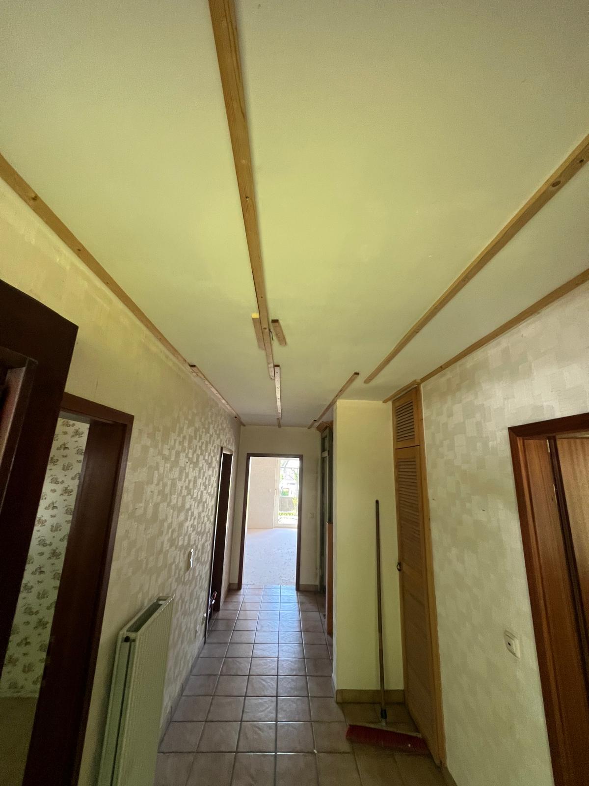 Wand nach Entfernung der Holzdielen, Putz und Leitungen unbeschädigt, in Hamburg und Umgebung