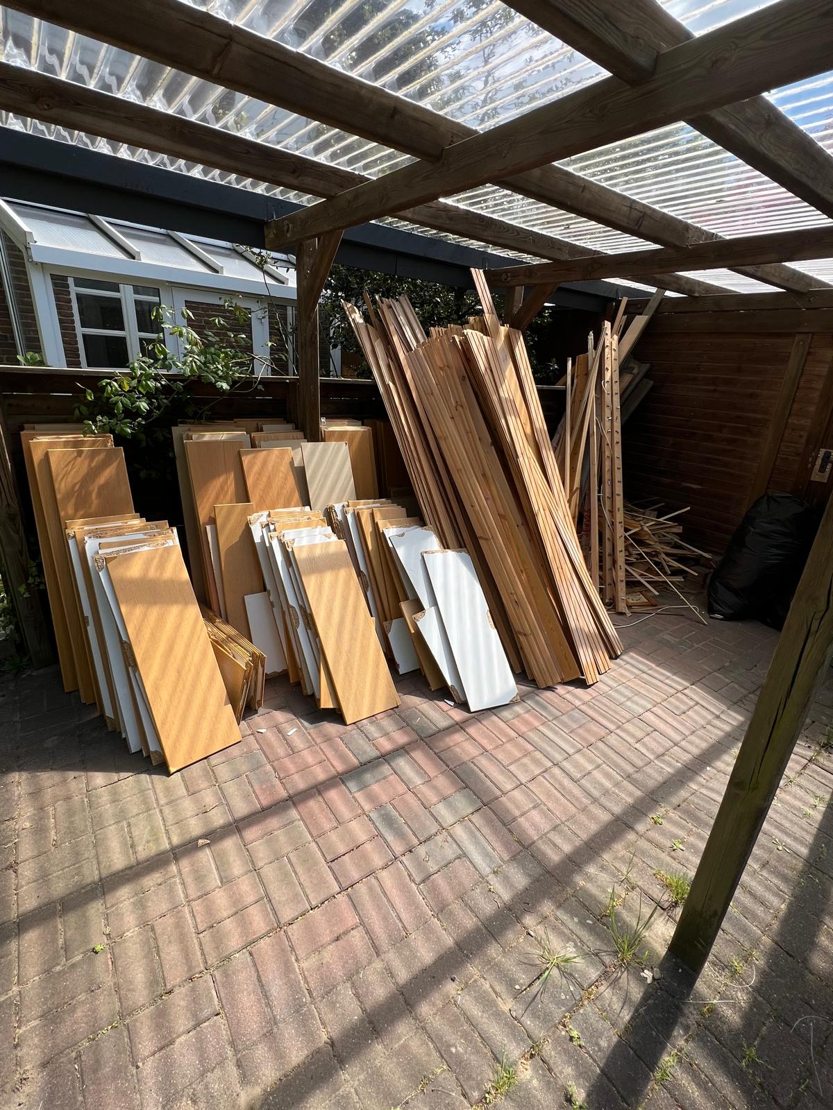 Sortierte Container mit getrennten Bauabfällen nach Rückbau in Hamburg und Umgebung