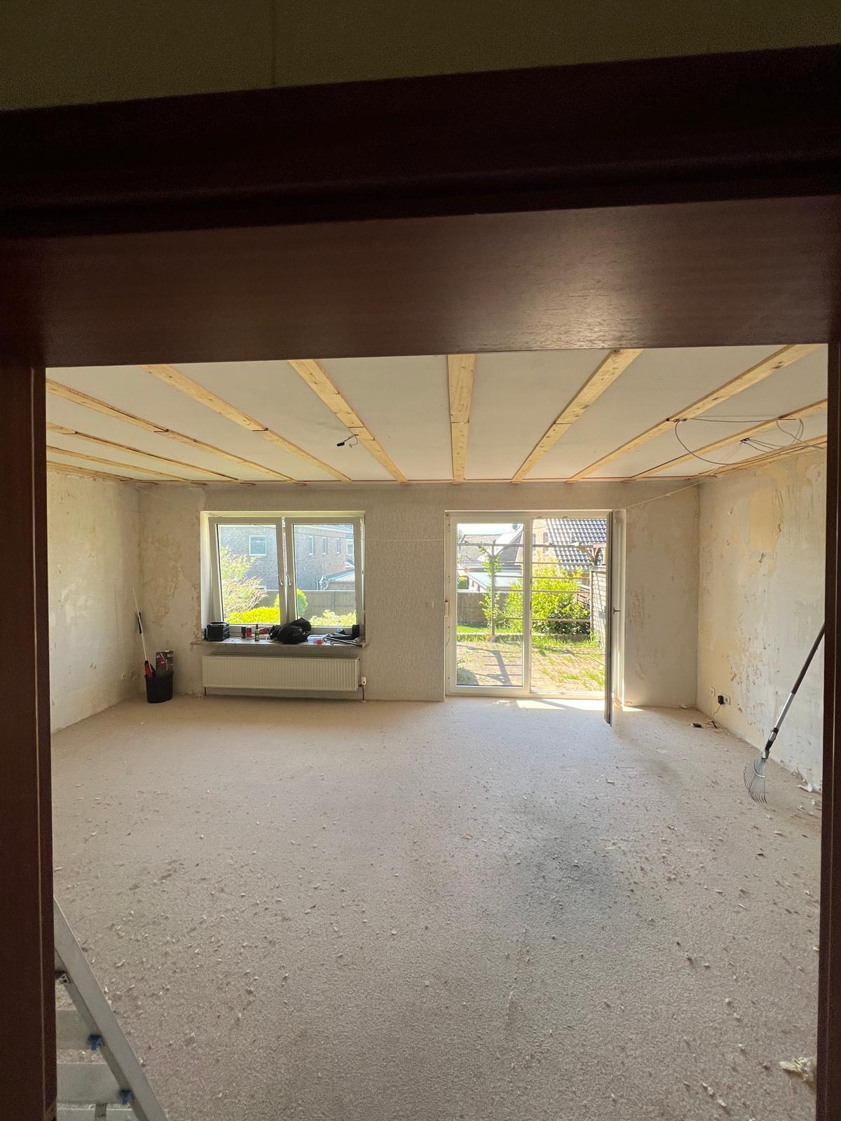 Wohnraum nach Entfernung der Holzverkleidung, besenrein und bereit für den Aufbau, in Hamburg und Umgebung