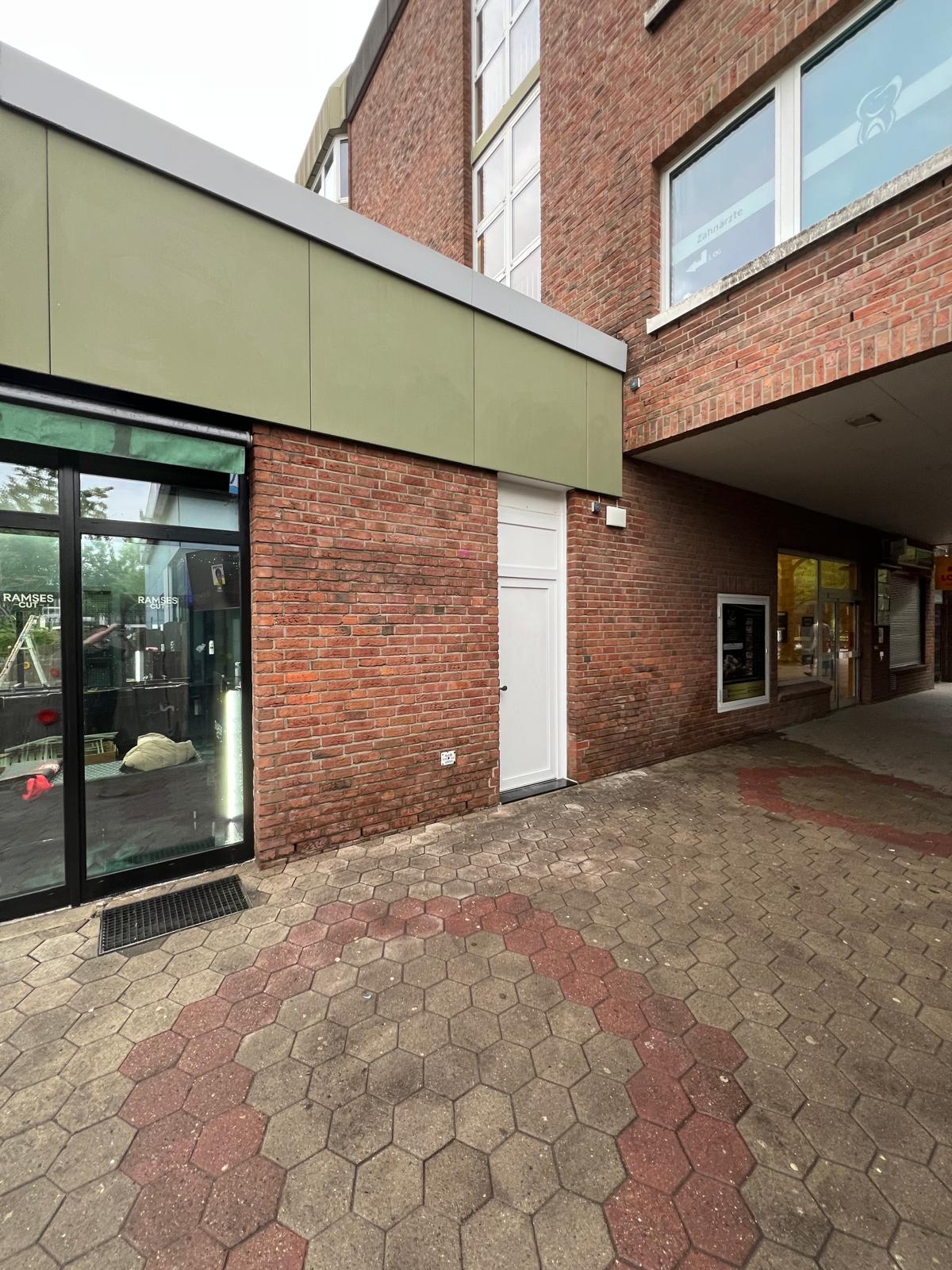 Frontfassade des Werbestandorts nach der schonenden Reinigung in Hamburg und Umgebung